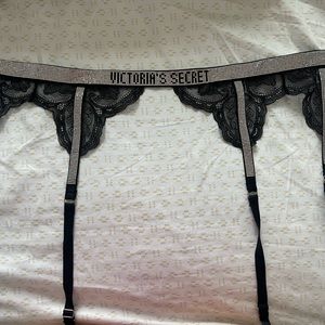 3 VS garter belt perfect condition
